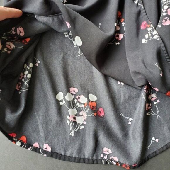šExpressĀ BlackāandāFloralāBlouse - Picture 5 of 8